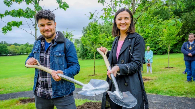 Mairi McAllan and Yutsil Martinez holding spades.