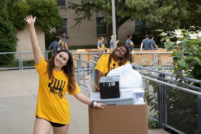 Two volunteers at Mizzou help new students during fall move-in