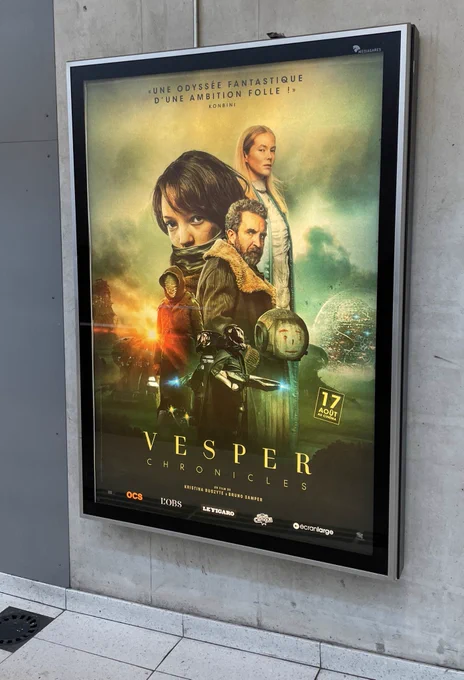 L’affiche du film Vesper Chronicles sur un mur de station de metro