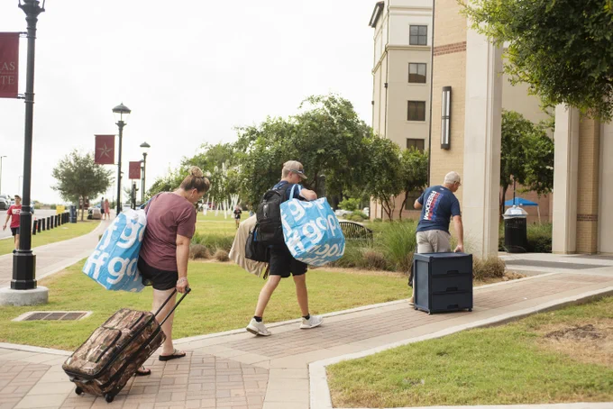TXST student and family during res hall move-in