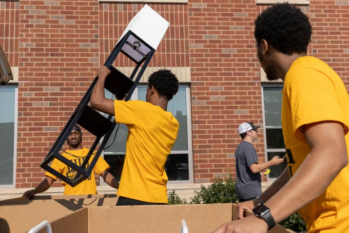 Mizzou move-in volunteers help new students move into their residence halls