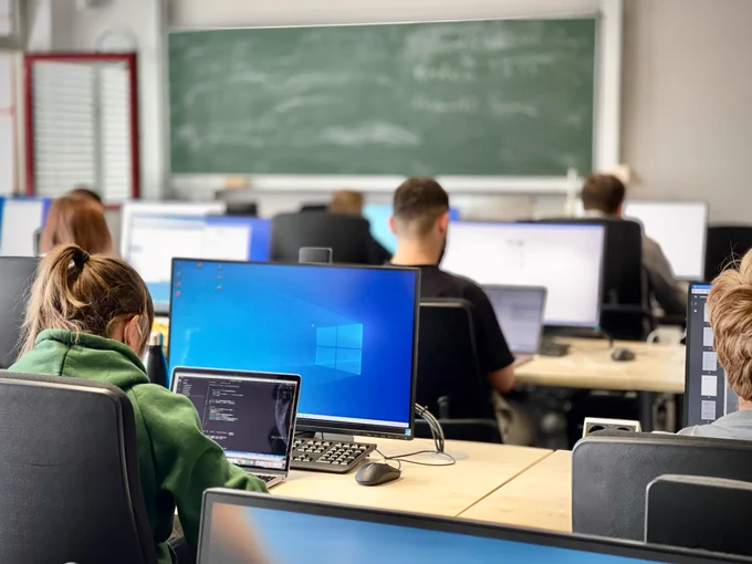 Studierende in einer OpenBook-Prüfung am PC