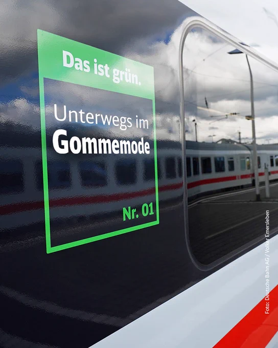 Ein ICE mit der Aufschrift: "Das ist grün. Unterwegs im Gommemode.