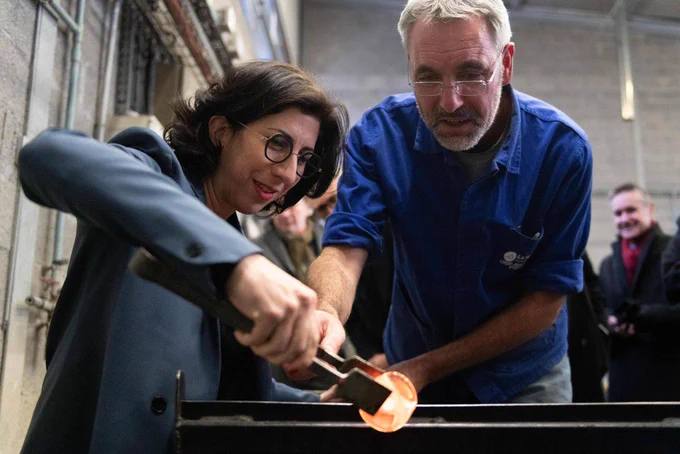 La ministre de la Culture, Rima Abdul Malak, accompagnée par un enseignant d'art, manipule avec une pince du verre en fusion dans un atelier de verrerie du Lycée Jean Monnet

Crédit photo : MC - Jeanne Accorsini - Sipa press
