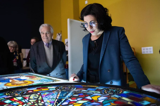 La ministre de la Culture, Rima Abdul Malak, et le maire de Moulins, Pierre-André Périssol, observent un vitrail de Laurent Ducrot à la Maison des métiers d'art et du design de Moulins.

Crédit photo : MC - Jeanne Accorsini - Sipa press