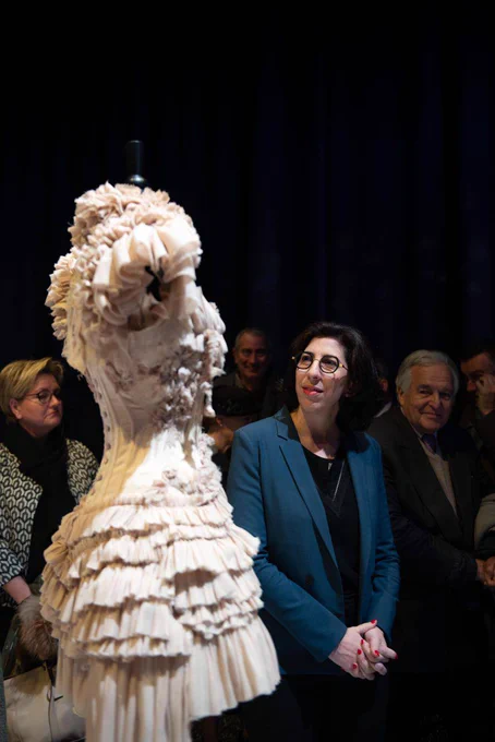 La ministre de la Culture, Rima Abdul Malak, accompagnée d'une délégation conduite par le maire de Moulins, Pierre-André Périssol, observe au Centre national du costume et de la scène, une robe portée par l'effeuilleuse Kiki Beguin, pour le show "Missed me ?" créé par Jackie Tadeoni.

Crédit photo : MC - Jeanne Accorsini - Sipa press