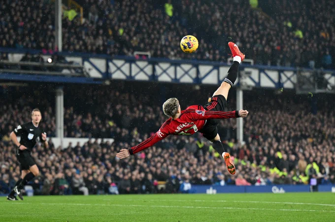 Alejandro Garnacho acrobatically performs an overhead kick to score.