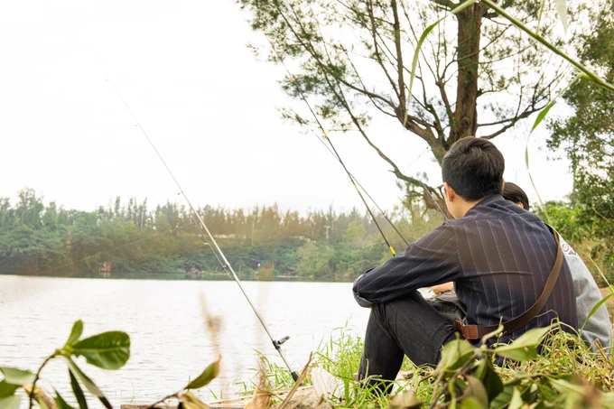 Một cái Hồ nào ở Đà Nẵng, tôi và 2 thàng bạn đang ngồi nói chuyện chém gió hút thuốc. Đại loại là Chill