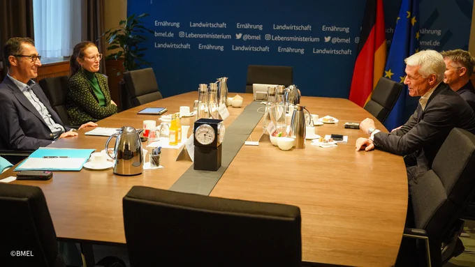Bundesminister Cem Özdemir an einem Besprechungstisch mit dem Präsidenten des Verbandes BITKOM, Dr. Ralf Wintergerst.