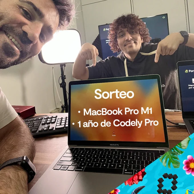 Foto Javi y Rafa señalando al portátil del sorteo