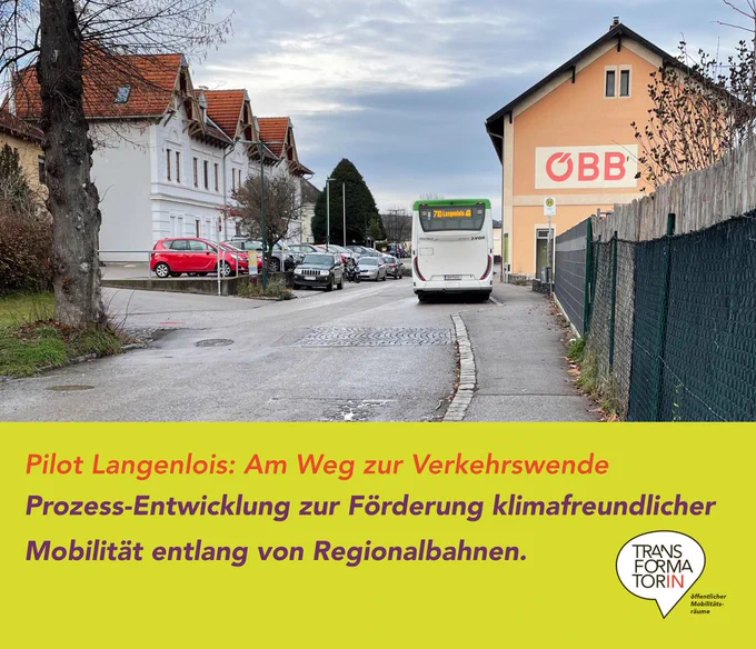 Bahnhof von Langenlois Außenansicht mit Bus vor Bahnhofsgebäude