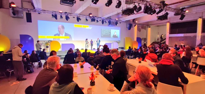 Voller Saal zur Eröffnung des transform_d Summit der DSEE