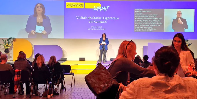 Düzen Tekkal mit ihrer Keynote "Vielfalt als Stärke, Eigentreue als Kompass" auf der Bühne zum transform_d Summit der DSEE