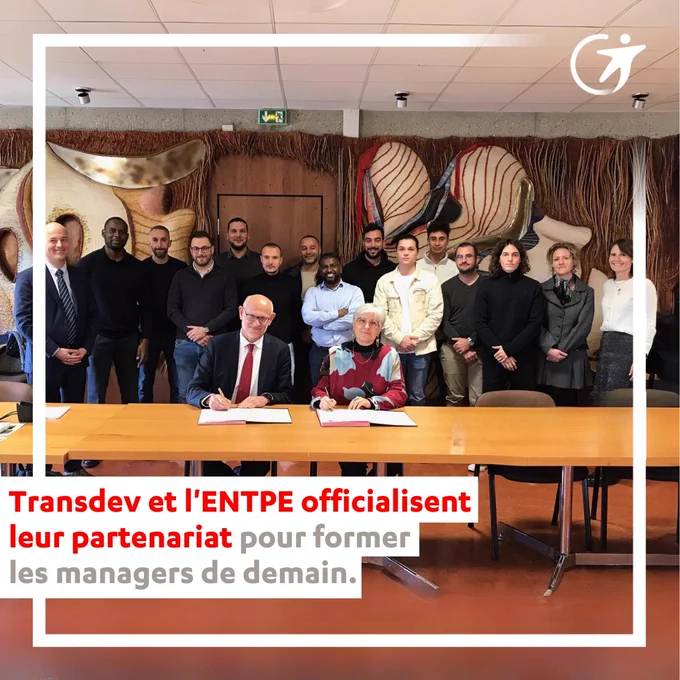 Le 16 novembre 2023, Transdev et l’ENTPE (École Nationale des Travaux Publics de l'État) signent et officialisent leur partenariat pour la création du Graduate Programme : Management opérationnel des transports.  Ce programme de formation diplômante vise à détecter et accompagner les talents émergents au sein de l'entreprise. Photo de la signature en présence notamment de Sylvain Picard, Directeur Général Délégué France et parrain de la promotion 2023 et Xavier Alberola Directeur Ressources Humaines Opérations Transdev. 
Louafi Benzouina, Ouassim Manout, Caroline Bayart, Cécile Delolme, Nicolas Farges, Raphaël Solvignon, Jean Delaplace, Olivier Klein, de l’ENTPE.