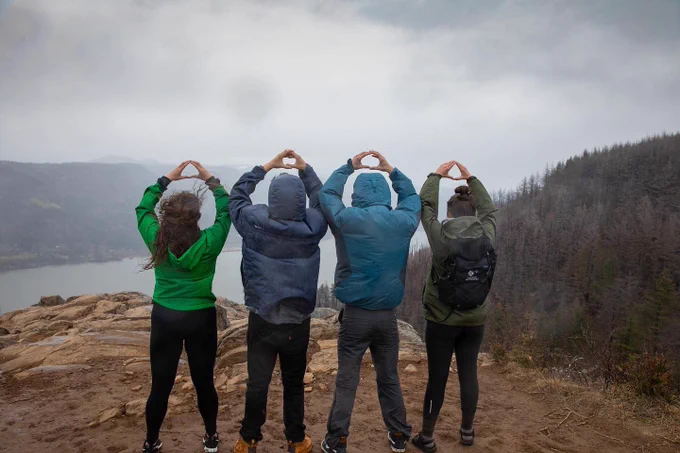 UO students “throwing their O’s” on a hike.