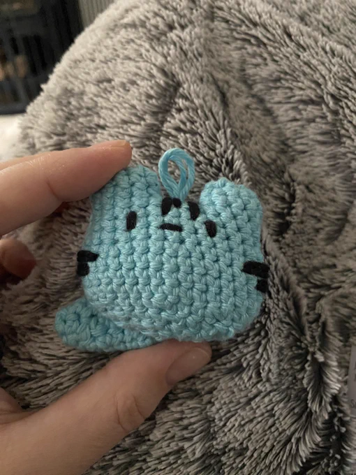 Un petit chat bleu tout rond fabriqué au crochet