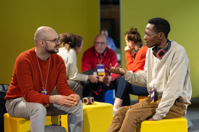 Zwei menschen unterhalten sich auf dem transform-D summit