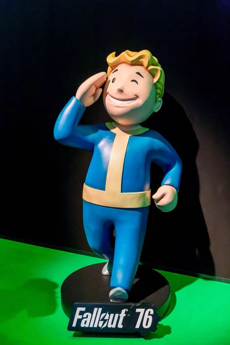 Auf dem Bild sieht man eine Vault Boy Figur ins Lebensgröße