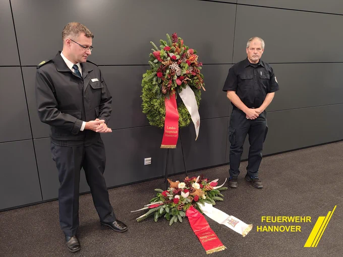 Feuerwehrangehörige mit Gedenkkranz