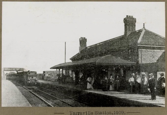 Yarraville station 1909, showing passengers on platform 1, and a train approaching