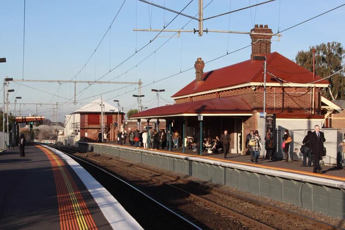 Yarraville station 2010, showing passengers on platform 1