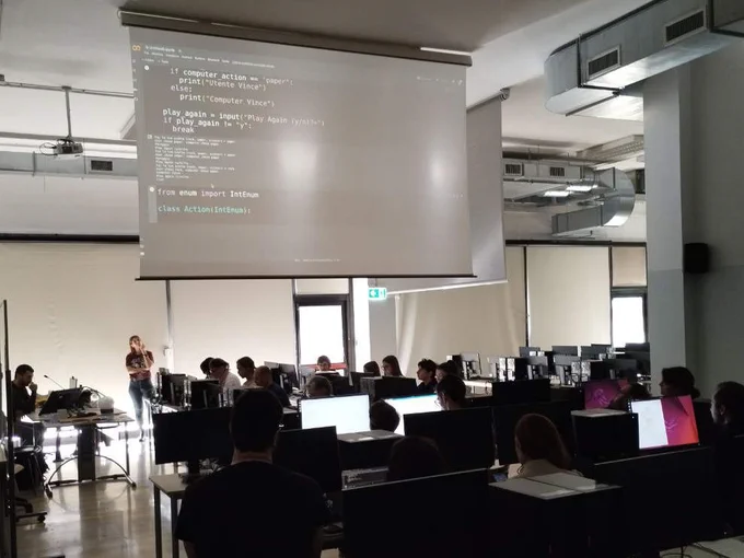 Partecipanti al Python Beginners's Workshop che programmano in Python.
