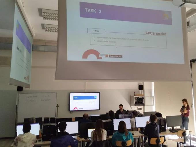 Partecipanti al Python Beginners's Workshop che programmano in Python.