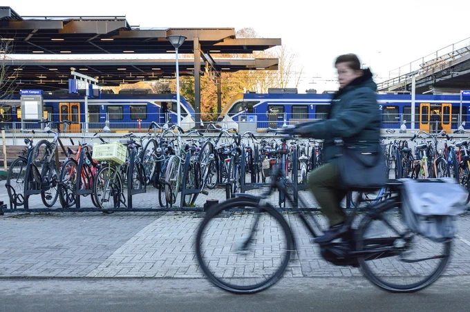 Cyclist outside of Delft Campus 