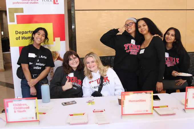 LA&PS student volunteers posing.
