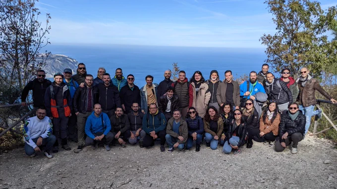 Il team Madisoft durante la passeggiata al monte Conero. Sullo sfondo la città di Ancona e il mare.