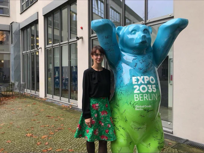 Ein #Buddybear der Initiative Global Goals Berlin unterstützt die Bewerbung der Stadt Berlin um die Expo 2035, die das Thema #Nachhaltigkeit haben soll. Derzeit gastiert der #Expo2035-Bär an der Alice Salomon Hochschule Berlin, wo ihn Hochschulkanzlerin Jana Einsporn als Untersützerin signiert hat.