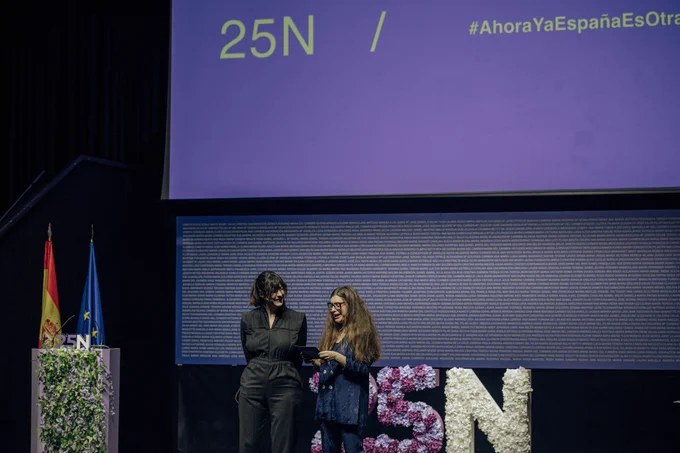 Las conductoras del acto institucional, las presentadoras de Deforme Semanal, Isa Calderón y Lucía Lijtmaer.
