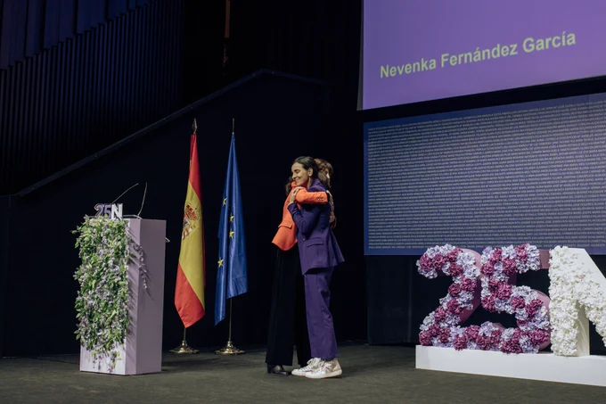 Nevenka Fernández, galardonada en la categoría 'Resiliencia', junto a la ministra de Igualdad, Ana Redondo.