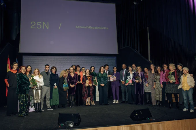 Foto de familia con las galardonadas, entregadoras y autoridades asistentes al acto institucional.