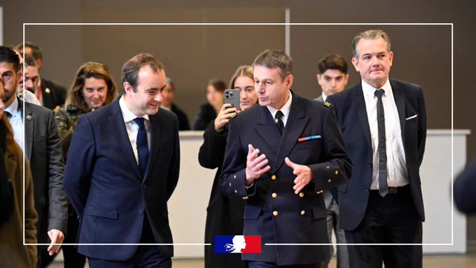 Le ministre des Armées, Sébastien Lecornu, avec l'ingénieur général de l’armement Patrick Aufort, directeur de l’Agence de l’innovation de défense.