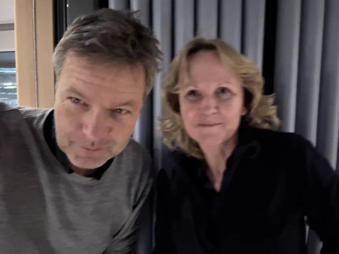 Selfie von Robert Habeck mit Steffi Lemke (Grüne) im ICE