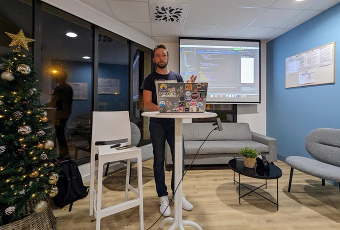 Thomas Boutin présente l'architecture à plugins lors du meetup GDG Nantes Android chez Seyos. 