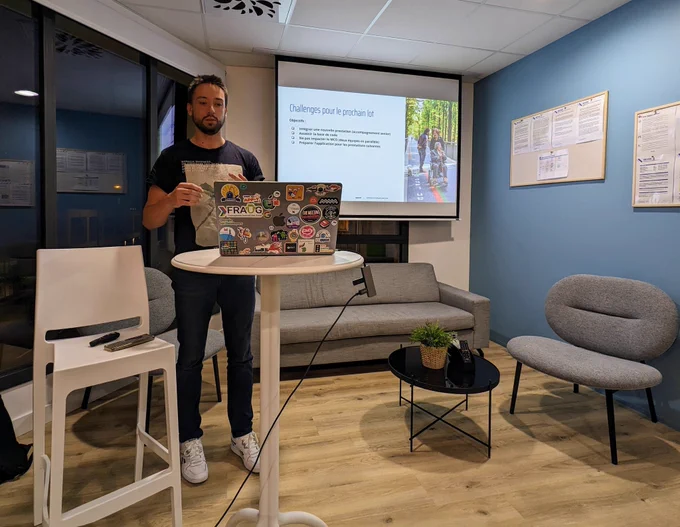 Thomas Boutin présente l'architecture à plugins lors du meetup GDG Nantes Android chez Seyos. 