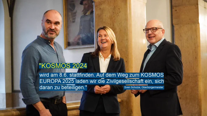 Oberbürgermeister Sven Schulze, Frank Schönfeld von der Chemnitz 2025 GmbH und die amtierende Geschäftsführerin der Chemnitzer Wirtschaftsförderungs- und Entwicklungsgesellschaft mbH, Simone Kalew, verkünden das KOSMOS Festival 2024. Im Gespräch blicken sie freundlich und erwartungsvoll. Das Foto ist im Rathaus aufgenommen.