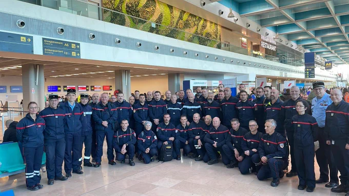 Photo de groupe dans l'aéroport du détachement de sapeurs-pompiers