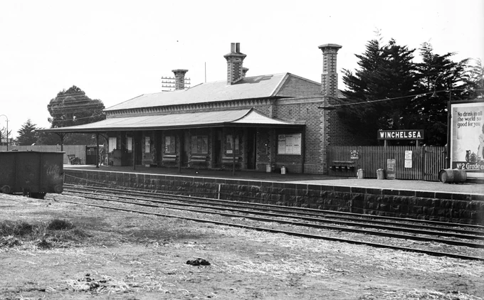 Old photo of the station platform and building at Winchelsea