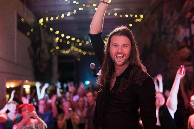 photo of singer Keith Harkin performing 