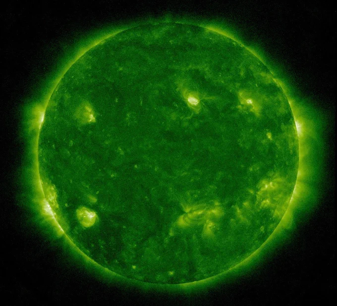 Die ganze erdzugewandte Seite der Sonne in intensivem Grünton. Die Aktiven Regionen haben im Vergleich zu gestern infolge der Sonnenrotation ihre Positionen etwas nach rechts verändert. Am Rand umgibt ein zarter Strahlenkranz die Sonne.