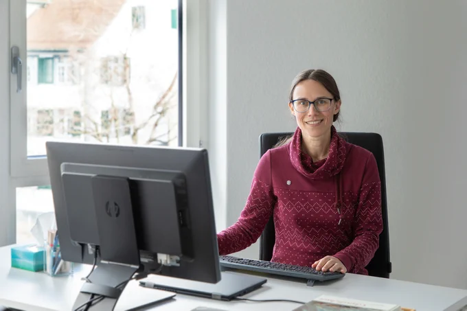 Annabelle Wiegart an ihrem Arbeitsplatz (Bild: ZB Zürich, C. Schmid)