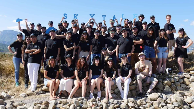 Première photo de groupe d'une quarantaine de bénévoles de l'association Skytale, prise lors d'un voyage durant le mois d'août 2022.