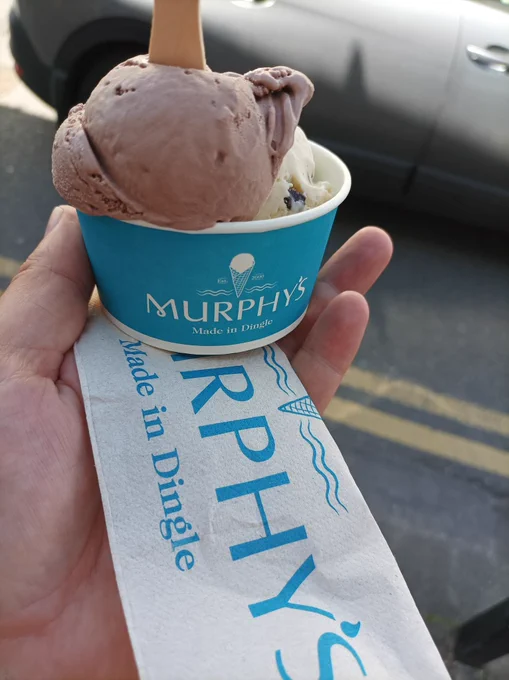 Ein Becher Eiskrem von Murphy's aus Dingle, die whisky Schokolade zeigt schon klare Zeichen dass sie anschmilzt