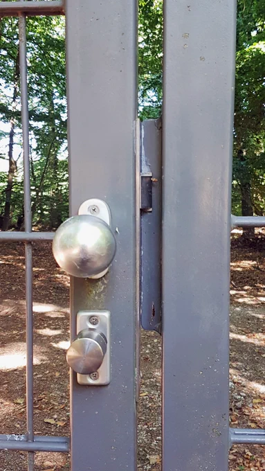 For the layman a very well secured side entrance, for the trained eye in this condition rather an extremely expensive door handle... There are even the most expensive locks of course completely useless if the employees are too lazy to lock them. Why you leave such a large gap between the door and the frame is also a mystery, so the door can really be opened with anything...
#lockpicking #locksmith #locksport #locksportcommunity #padlock #SimonsVoss #geocaching #fun #silca #Vorhängeschloss #lockpick #lockpicker #locksmiths #handmade #padlocks #lockporn #lockpickers #lockpicked #lockpicks #tools #locks #lockpickingtool #locklab #lock #lockpickingtools #security #keyblanks #keycutting
