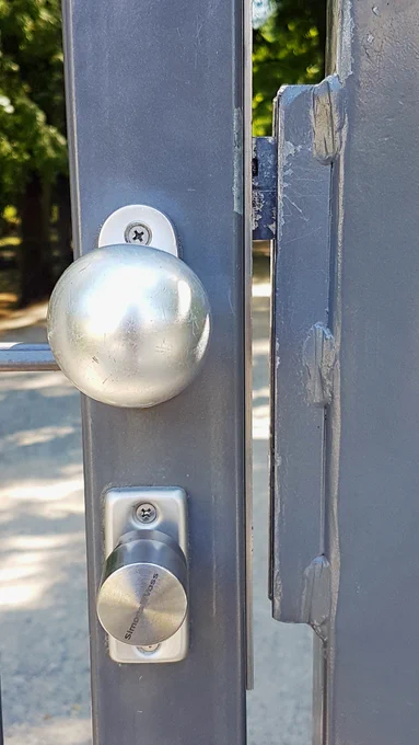 For the layman a very well secured side entrance, for the trained eye in this condition rather an extremely expensive door handle... There are even the most expensive locks of course completely useless if the employees are too lazy to lock them. Why you leave such a large gap between the door and the frame is also a mystery, so the door can really be opened with anything...
#lockpicking #locksmith #locksport #locksportcommunity #padlock #SimonsVoss #geocaching #fun #silca #Vorhängeschloss #lockpick #lockpicker #locksmiths #handmade #padlocks #lockporn #lockpickers #lockpicked #lockpicks #tools #locks #lockpickingtool #locklab #lock #lockpickingtools #security #keyblanks #keycutting
