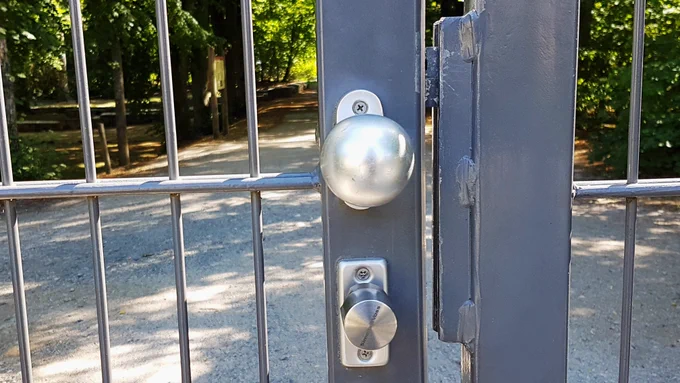 For the layman a very well secured side entrance, for the trained eye in this condition rather an extremely expensive door handle... There are even the most expensive locks of course completely useless if the employees are too lazy to lock them. Why you leave such a large gap between the door and the frame is also a mystery, so the door can really be opened with anything...
#lockpicking #locksmith #locksport #locksportcommunity #padlock #SimonsVoss #geocaching #fun #silca #Vorhängeschloss #lockpick #lockpicker #locksmiths #handmade #padlocks #lockporn #lockpickers #lockpicked #lockpicks #tools #locks #lockpickingtool #locklab #lock #lockpickingtools #security #keyblanks #keycutting
