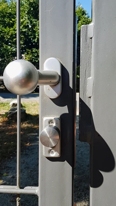 For the layman a very well secured side entrance, for the trained eye in this condition rather an extremely expensive door handle... There are even the most expensive locks of course completely useless if the employees are too lazy to lock them. Why you leave such a large gap between the door and the frame is also a mystery, so the door can really be opened with anything... 
#lockpicking #locksmith #locksport #locksportcommunity #padlock #SimonsVoss #geocaching #fun #silca #Vorhängeschloss #lockpick #lockpicker #locksmiths #handmade #padlocks #lockporn #lockpickers #lockpicked #lockpicks #tools #locks #lockpickingtool #locklab #lock #lockpickingtools #security #keyblanks #keycutting

